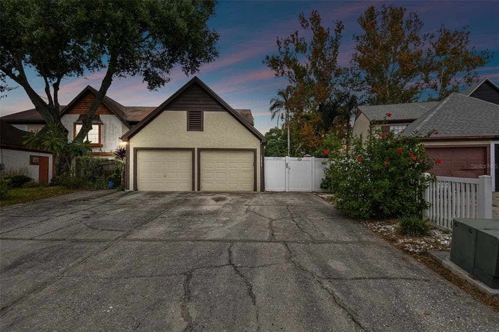 16070 DAWNVIEW DRIVE TAMPA, FL 33624