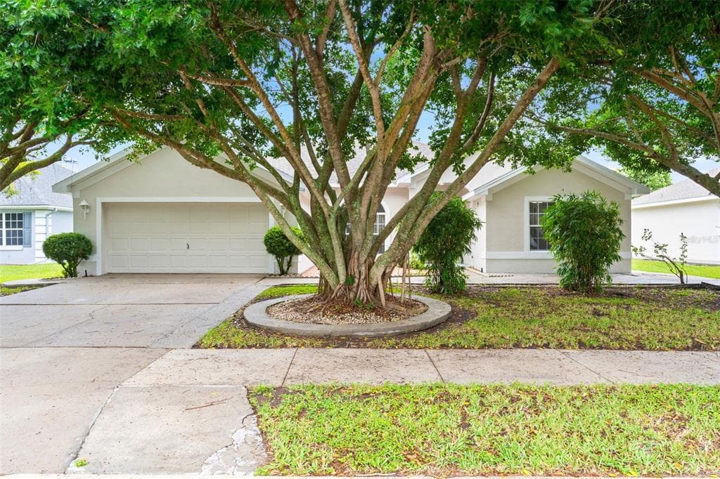 1116 LAKE PLACE COURT LAKELAND, FL 33805