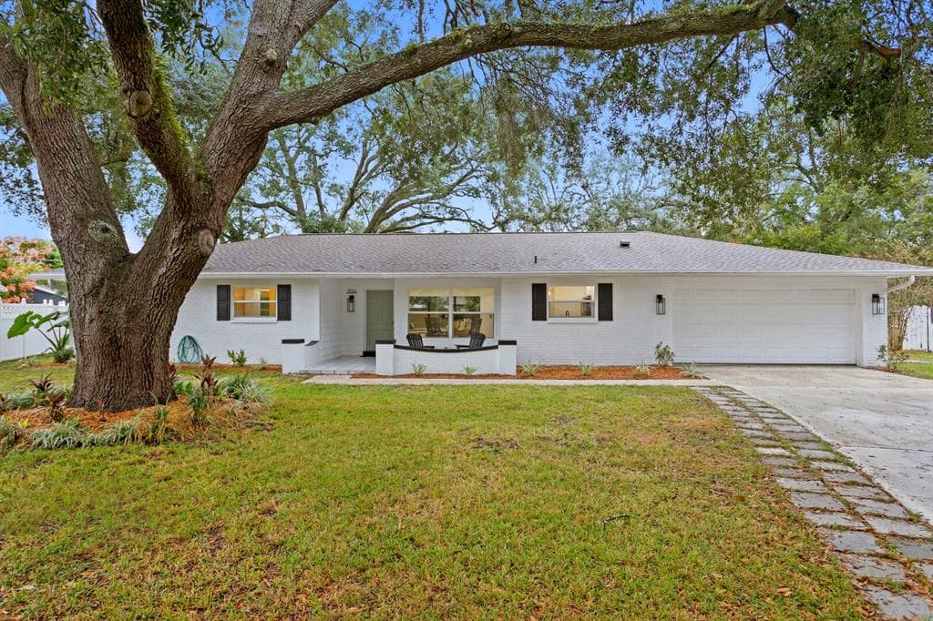 2556 LAKE ELLEN CIRCLE TAMPA, FL 33618