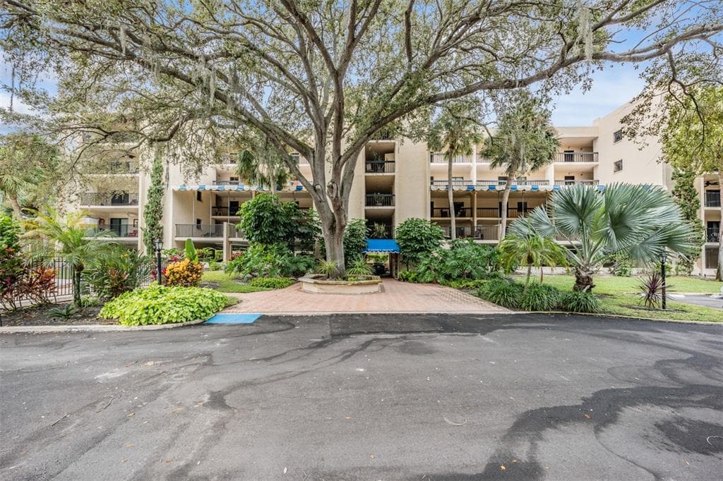402 TARPON POINT UNIT 402 TARPON SPRINGS, FL 34689