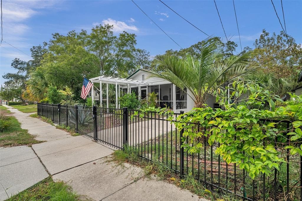 116 READ STREET TARPON SPRINGS, FL 34689
