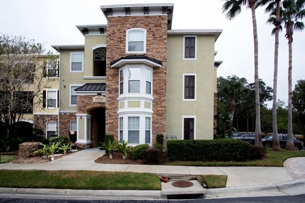 9918 COURTNEY PALMS BOULEVARD UNIT 102 TAMPA, FL 33619
