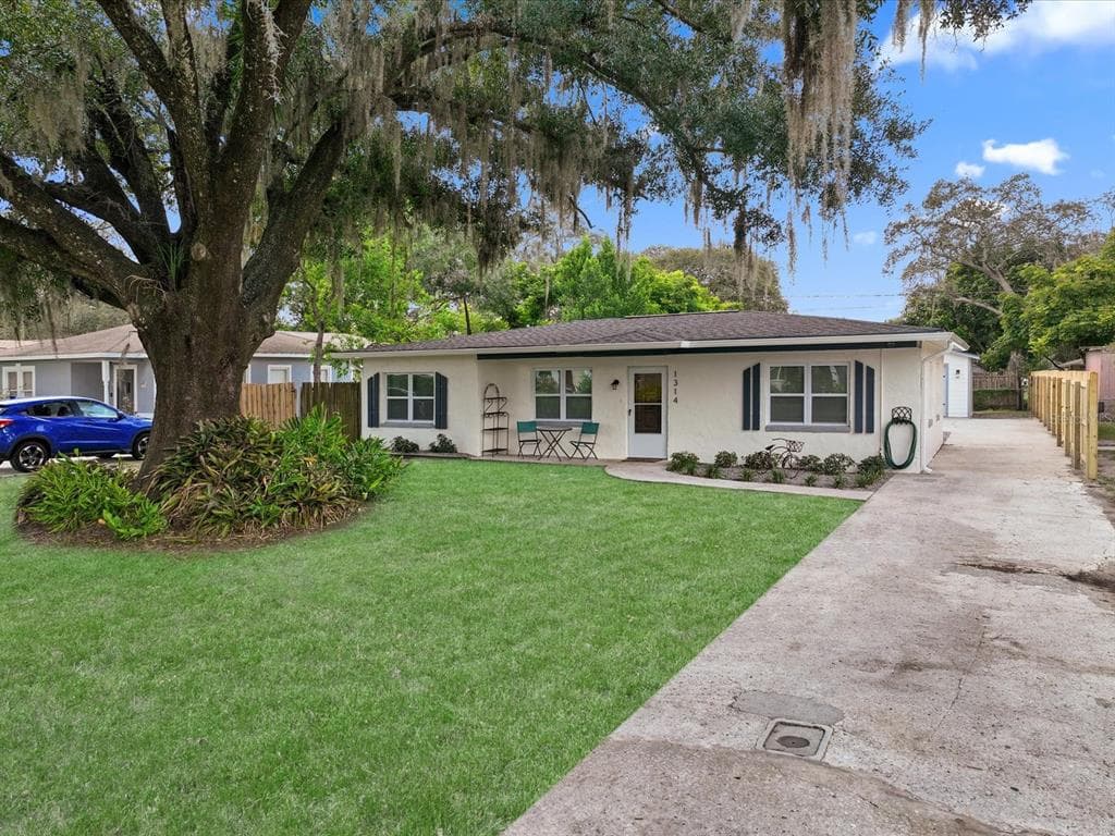 1314 DIVOT LANE TAMPA, FL 33612