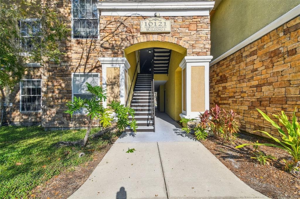 10121 COURTNEY PALMS BOULEVARD UNIT 104 TAMPA, FL 33619