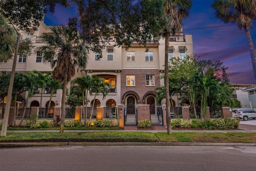 516 BEACH DR NE ST PETERSBURG, FL 33701