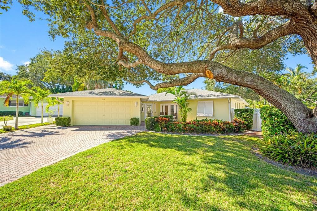 26 EVONAIRE CIRCLE BELLEAIR, FL 33756
