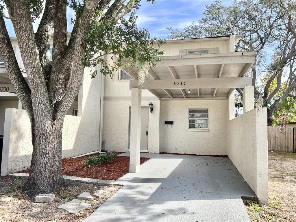5232 TENNIS COURT CIR TAMPA, FL 33617