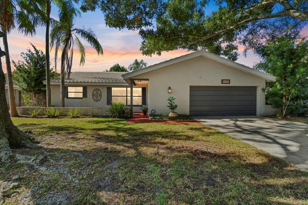 1306 DINNERBELL LANE E