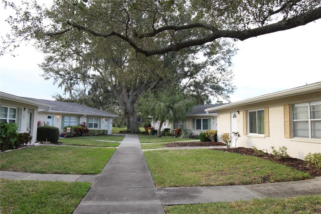 2202 CLUBHOUSE DRIVE UNIT 185 SUN CITY CENTER, FL 33573