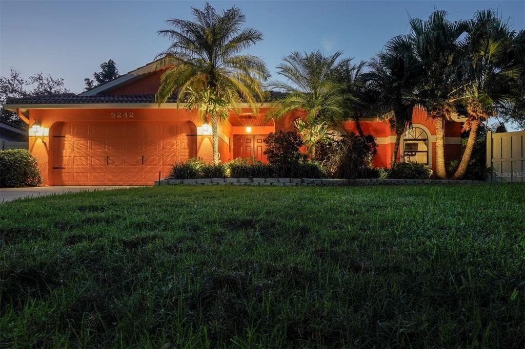 5242 WHITE SAND CIRCLE NE ST PETERSBURG, FL 33703