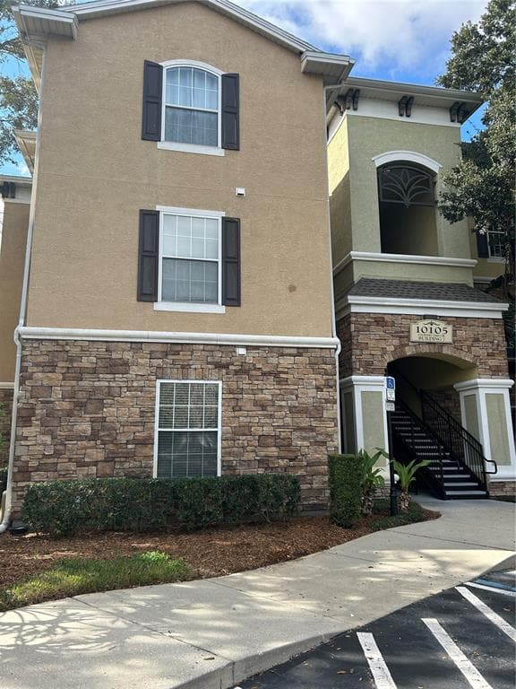 10105 COURTNEY OAKS CIRCLE UNIT 103 TAMPA, FL 33619