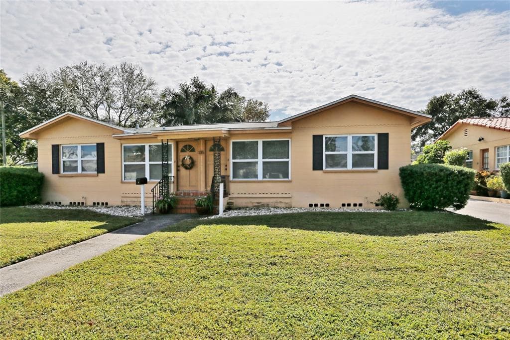 135 RICARDO WAY NE UNIT 1 ST PETERSBURG, FL 33704