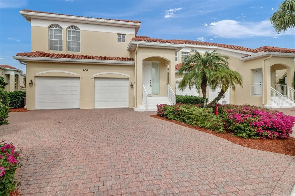 600 L AMBIANCE CIR #6-101 NAPLES, FL 34108