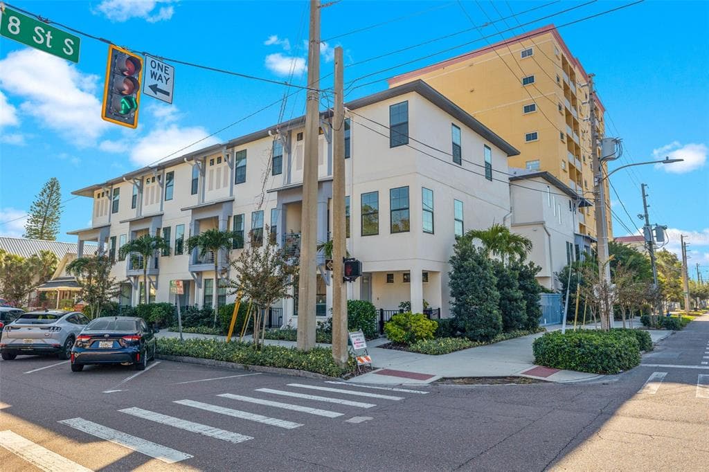 300 8TH STREET S
