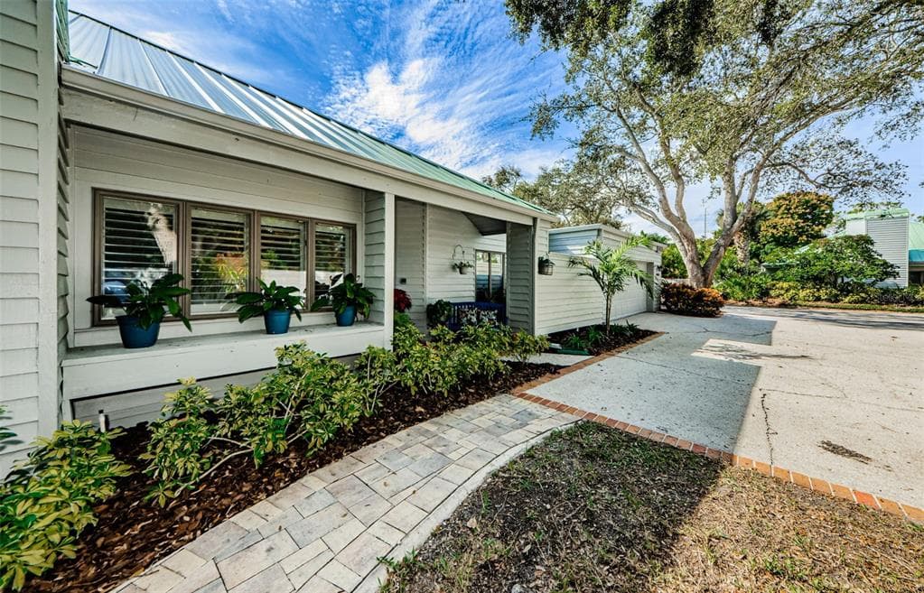 10353 LONGWOOD DRIVE SEMINOLE, FL 33777