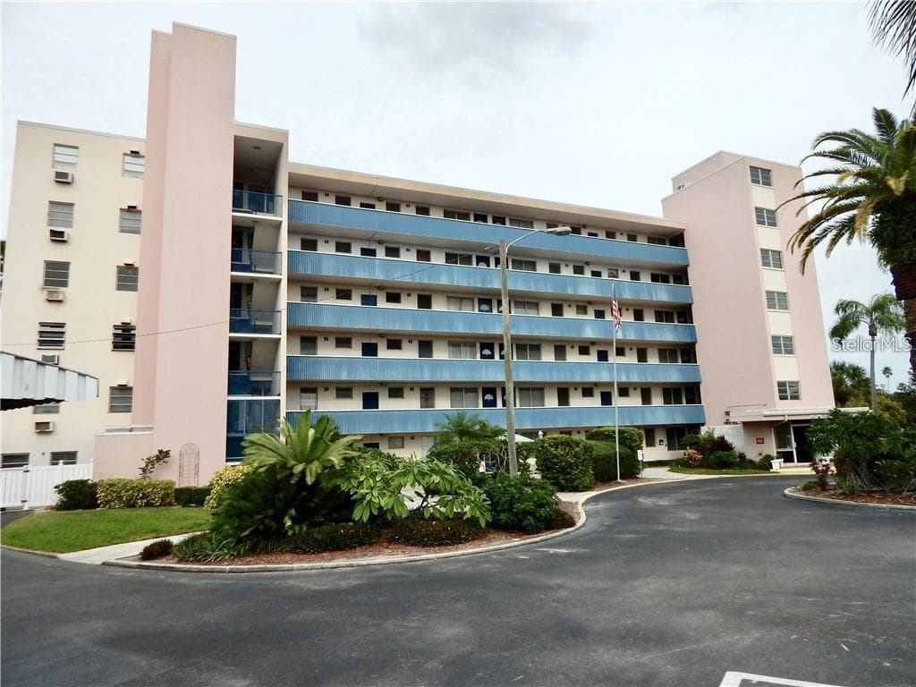 200 N BETTY LANE UNIT 6D CLEARWATER, FL 33755
