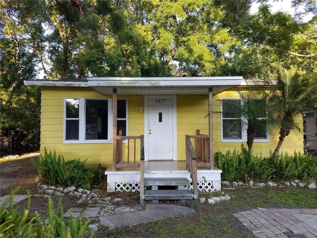 8425 N JONES AVENUE TAMPA, FL 33604
