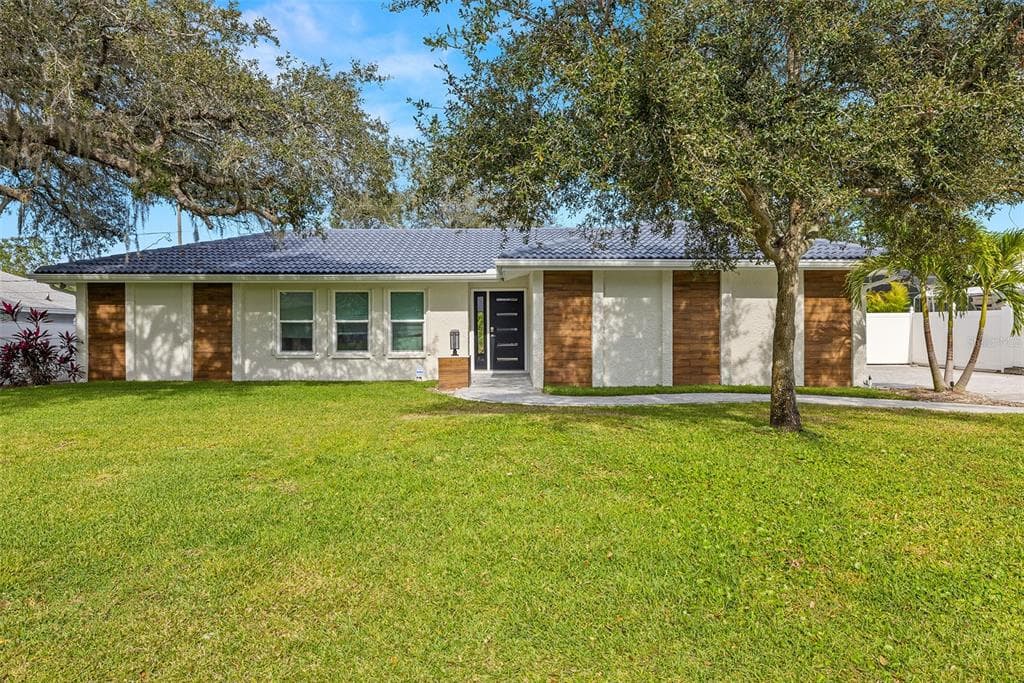 14423 BAY HILLS DRIVE LARGO, FL 33774