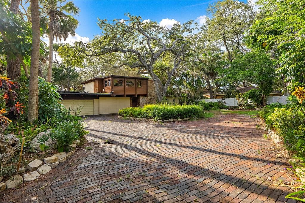 8401 36TH AVENUE N ST PETERSBURG, FL 33710