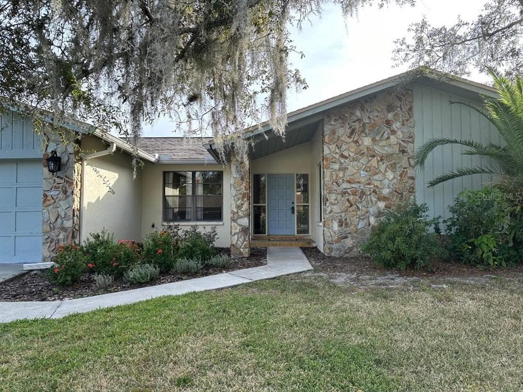 872 PINEWOOD TERRACE W
