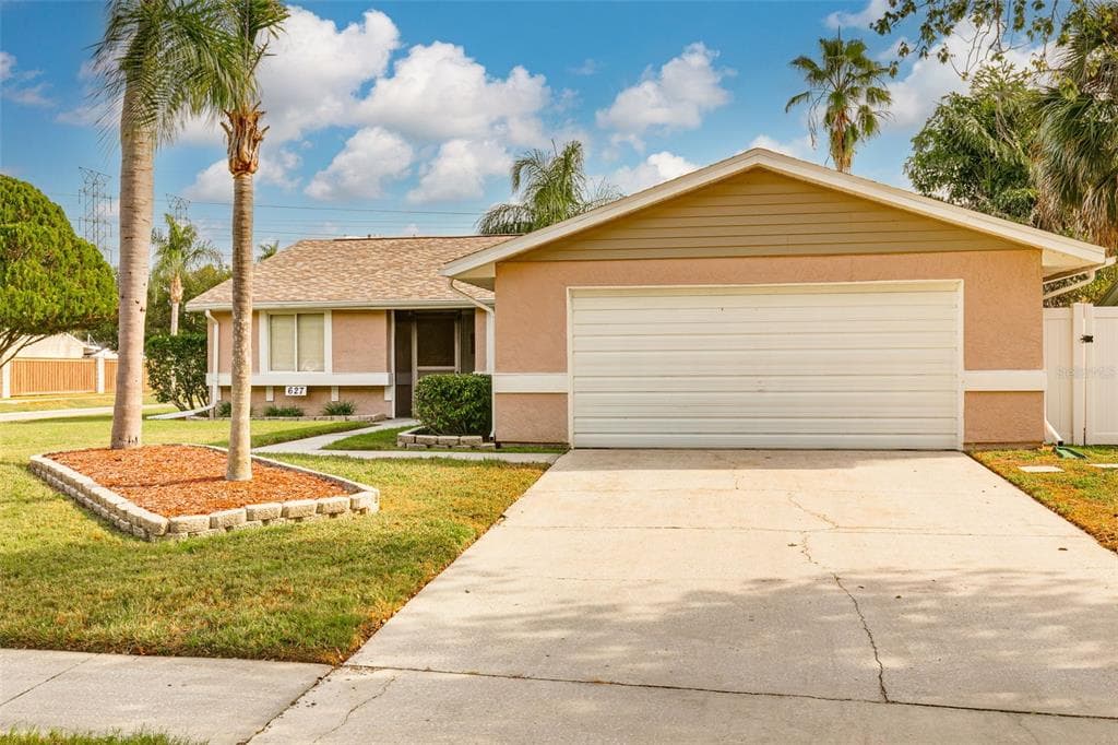 627 BAY LAKE TRAIL OLDSMAR, FL 34677