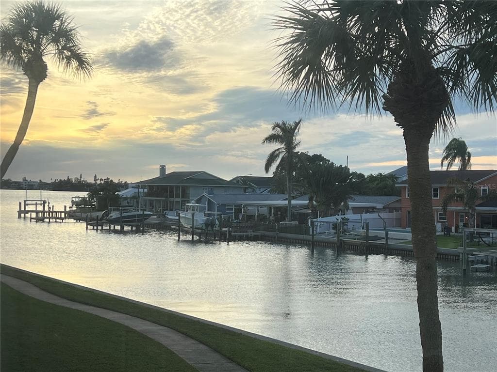 4725 COVE CIRCLE UNIT 206 ST PETERSBURG, FL 33708