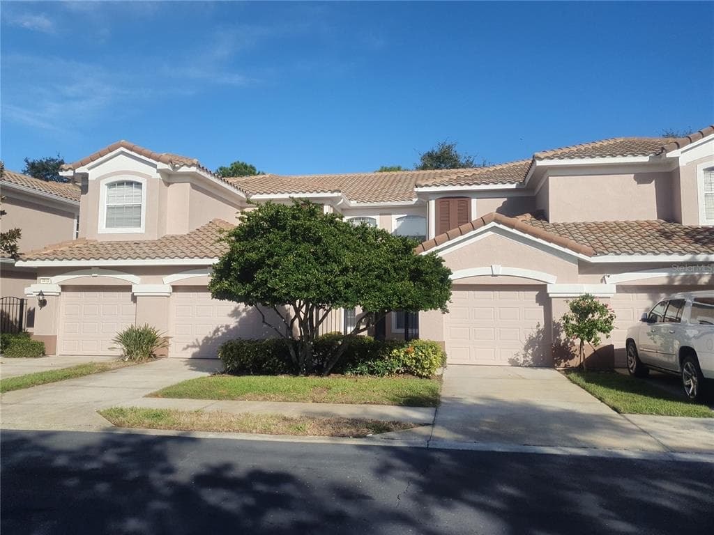 2076 CARRIAGE LN
