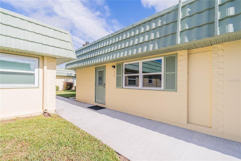 102 CAMBRIDGE TRAIL UNIT 220 SUN CITY CENTER, FL 33573