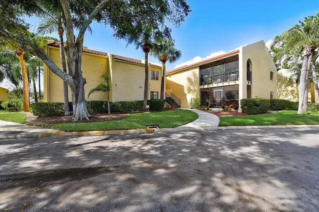 6326 GRAND BAHAMA CIRCLE UNIT H TAMPA, FL 33615