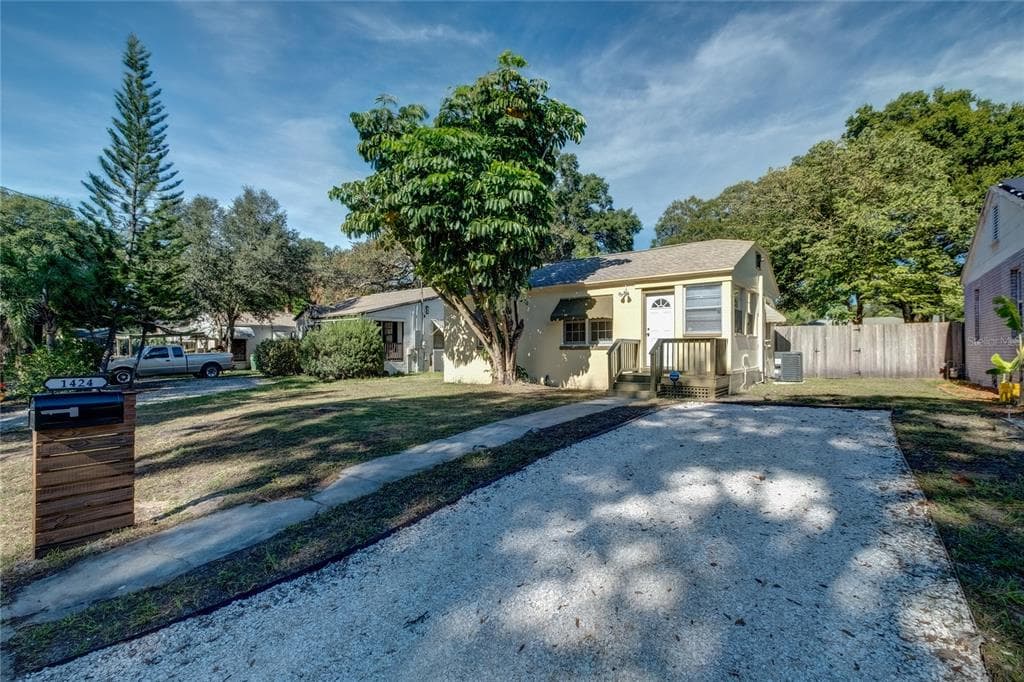 1424 E MOHAWK AVENUE TAMPA, FL 33604