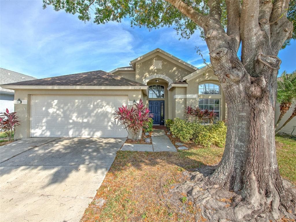 1228 CRIMSON CLOVER LANE WESLEY CHAPEL, FL 33543