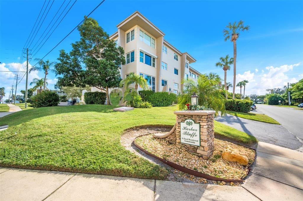 55 HARBOR VIEW LANE UNIT 108 BELLEAIR BLUFFS, FL 33770
