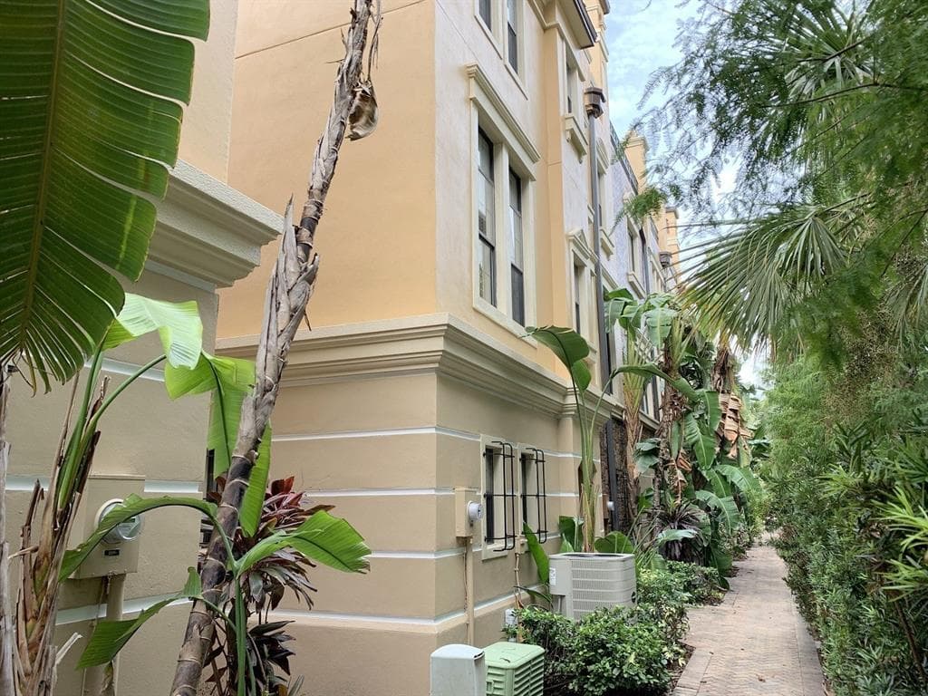 2215 SOHO BAY COURT TAMPA, FL 33606