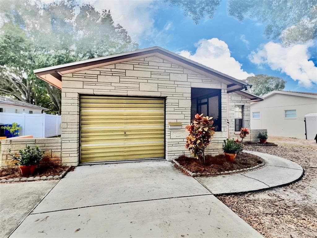 221 NE MONROE CIRCLE N ST PETERSBURG, FL 33702