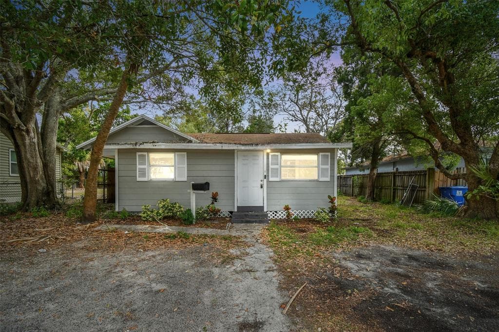 1752 42ND STREET S ST PETERSBURG, FL 33711