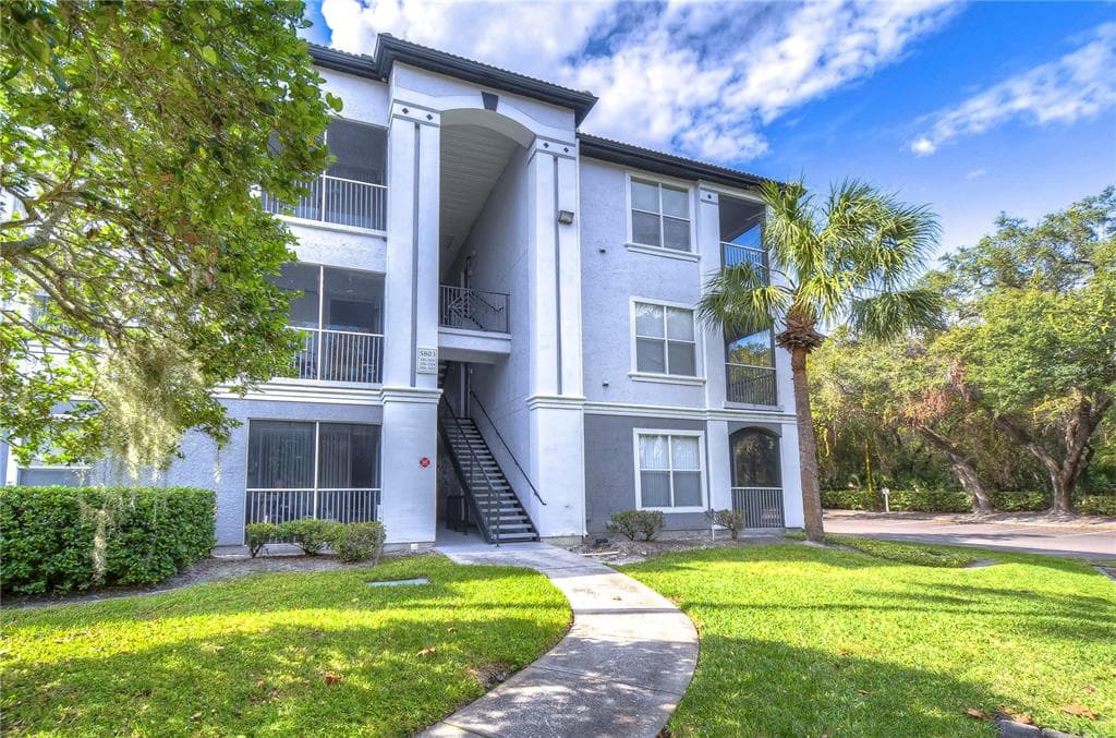 5803 LEGACY CRESCENT PLACE UNIT 203 RIVERVIEW, FL 33578