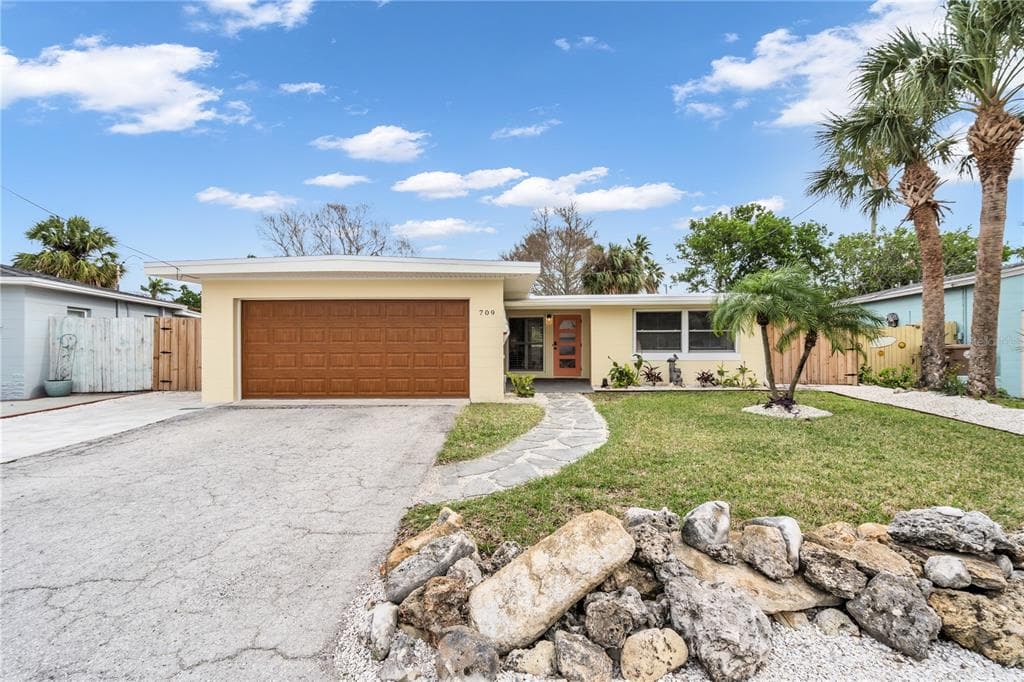 709 SUNSET COVE MADEIRA BEACH, FL 33708