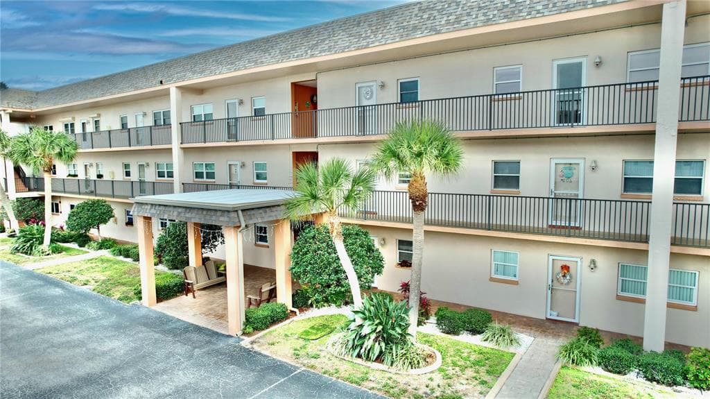8 GLENCOE PLACE UNIT 105 DUNEDIN, FL 34698