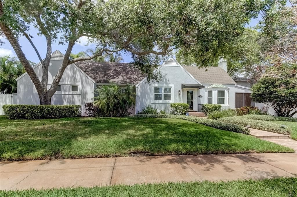 555 21ST AVENUE NE ST PETERSBURG, FL 33704