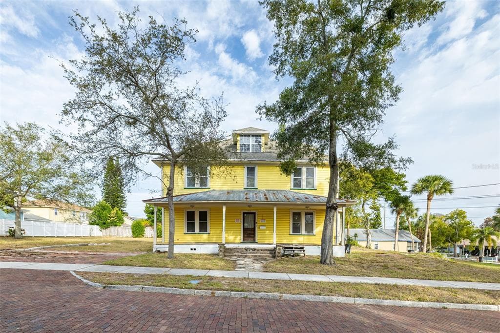 553 DIVISION STREET TARPON SPRINGS, FL 34689
