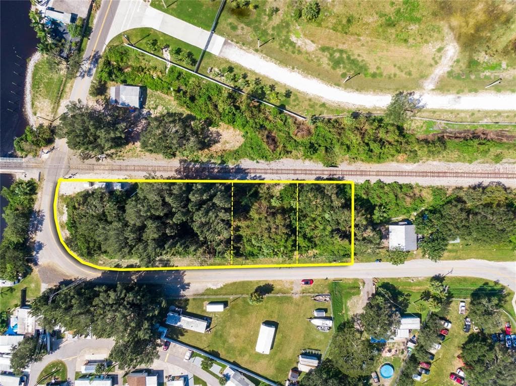 801 WOODLAND ESTATES AVENUE RUSKIN, FL 33570