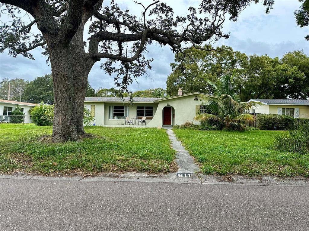 611 37TH AVENUE NE ST PETERSBURG, FL 33704