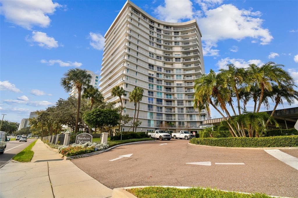 2611 BAYSHORE BOULEVARD UNIT 1502 TAMPA, FL 33629