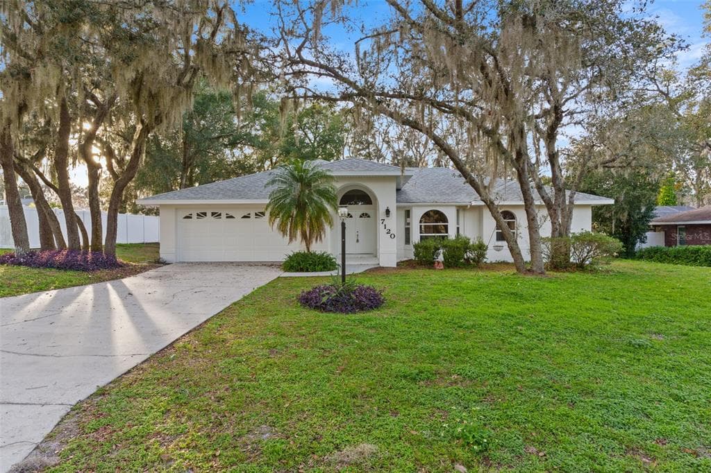 7120 CENTERHILL DRIVE LAKELAND, FL 33809