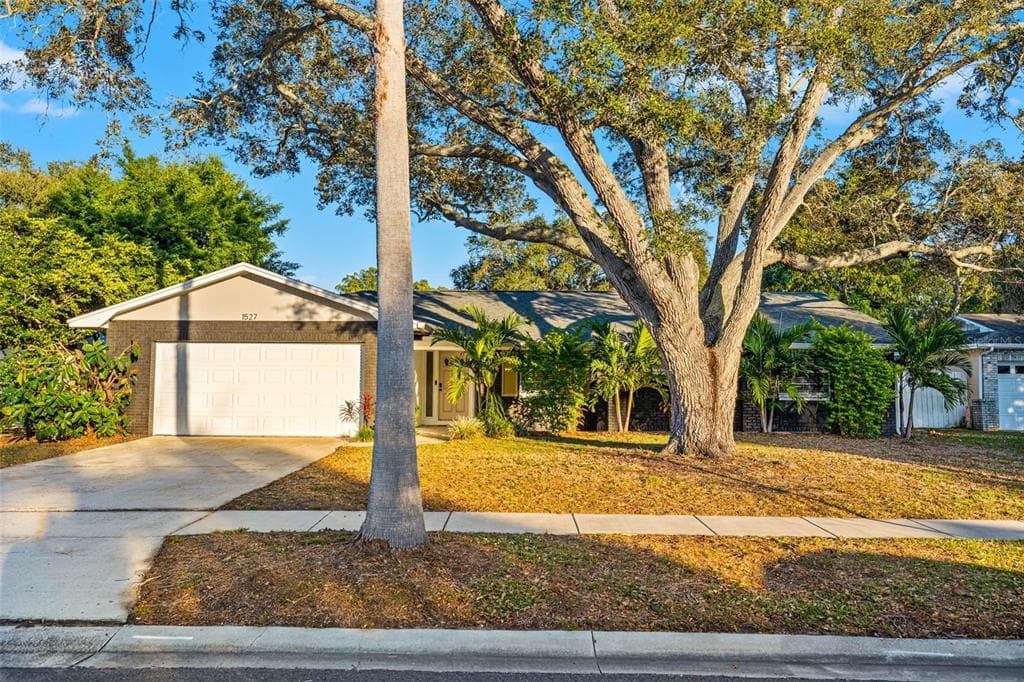1527 SANDALWOOD DRIVE DUNEDIN, FL 34698