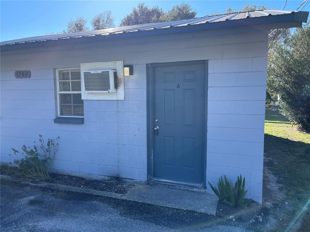 1209 E 122ND AVENUE UNIT B TAMPA, FL 33612