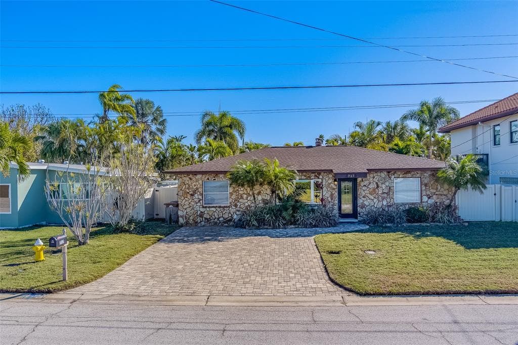 717 SUNSET COVE MADEIRA BEACH, FL 33708