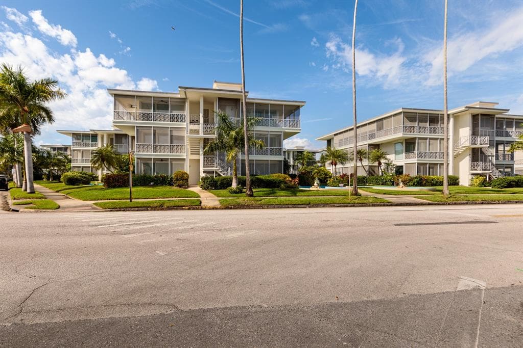 655 10TH AVENUE NE UNIT 5 ST PETERSBURG, FL 33701