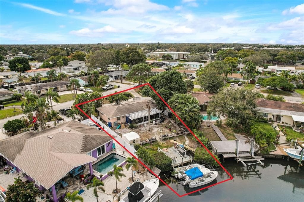 9499 TREASURE LANE NE ST PETERSBURG, FL 33702