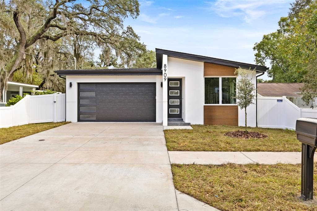 8909 N HIGHLAND AVENUE TAMPA, FL 33604